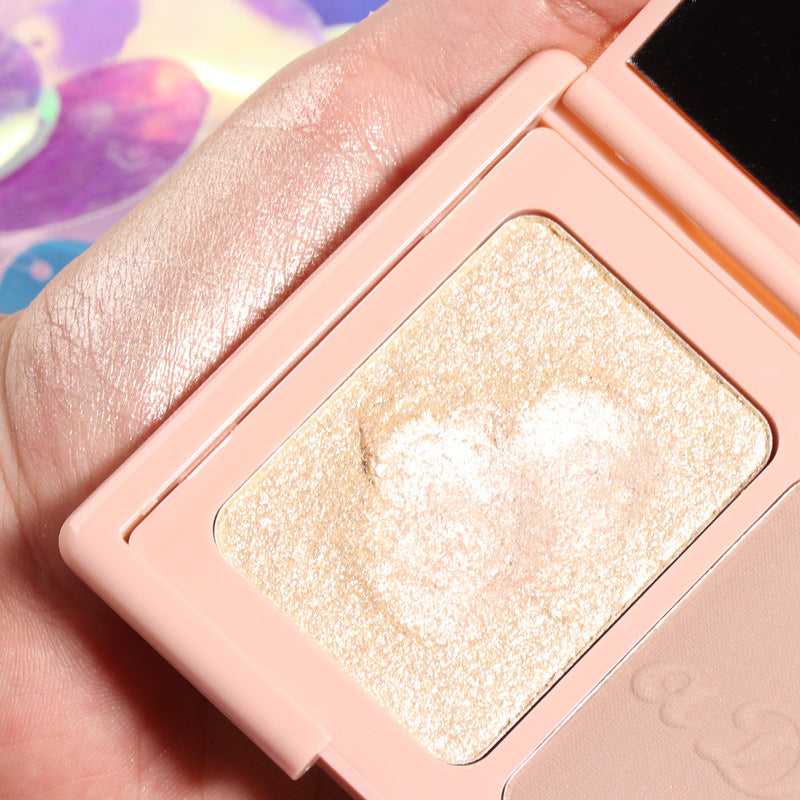 Two-tone blush highlighter and contouring palette